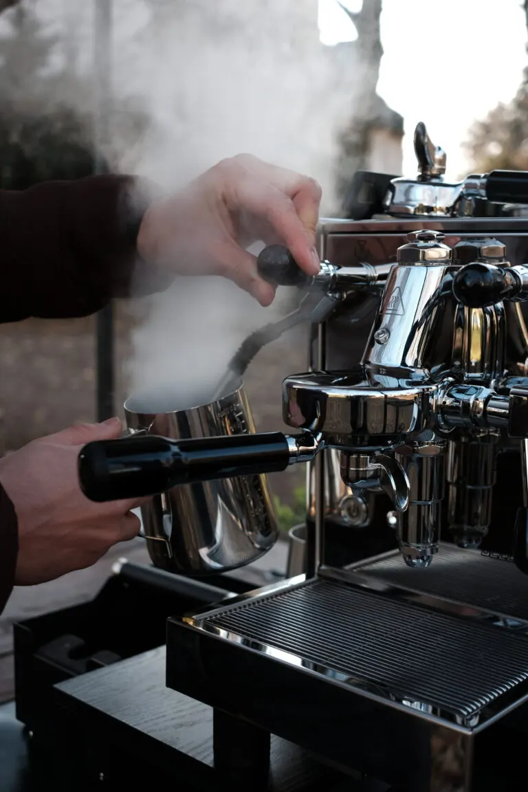 Coffee beans from local Cologne roasters such as Heilandt and Schamong at the VEEDELKAFFEE coffee bike